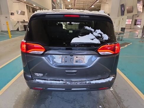 Used 2020 Chrysler Pacifica Touring-L image 3