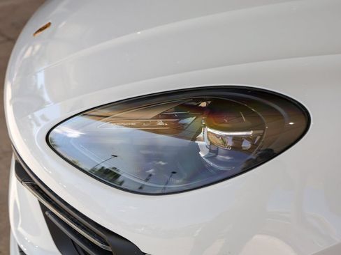 Certified 2026 Porsche Macan AWD/4WD image 12