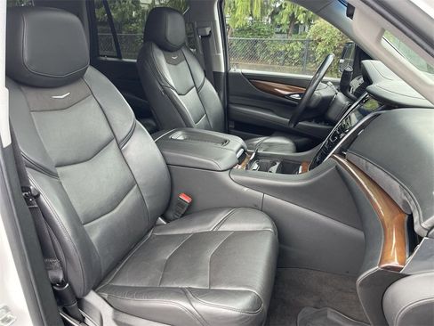 Used 2020 Cadillac Escalade Premium Luxury image 29