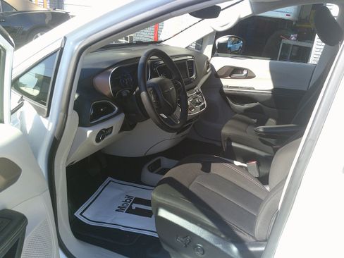 Used 2023 Chrysler Voyager LX FWD image 17