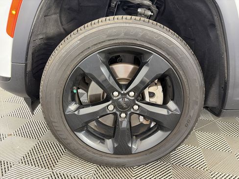 Used 2023 Jeep Grand Cherokee L Laredo image 14