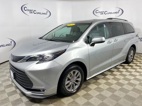 Used 2024 Toyota Sienna XLE image 3