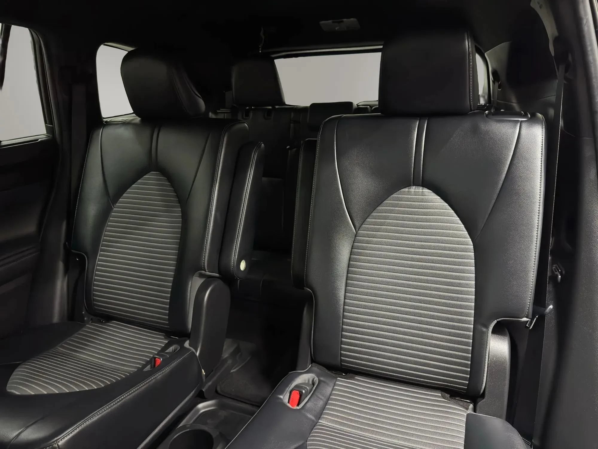 Used 2023 Toyota Highlander XSE FWD image 11