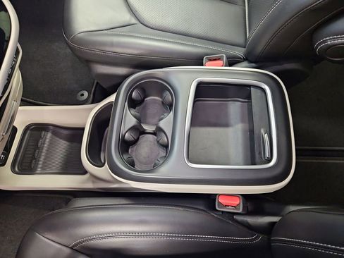 Used 2023 Chrysler Pacifica Touring-L FWD image 25