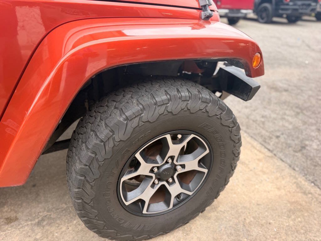 Used 2014 Jeep Wrangler Unlimited Sahara w/ Connectivity Group AWD/4WD image 13