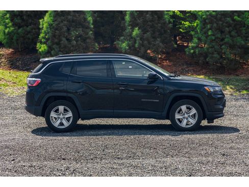 Used 2022 Jeep Compass Latitude image 11