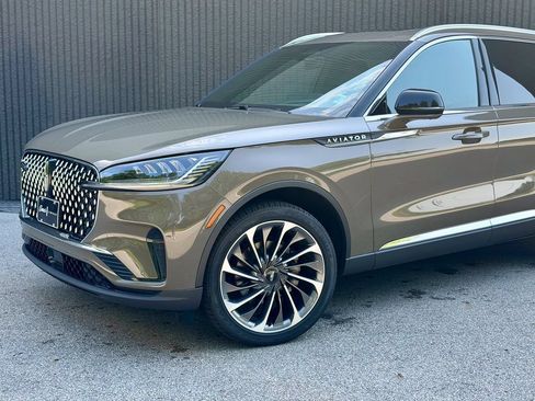 New 2026 Lincoln Aviator Reserve AWD/4WD image 2