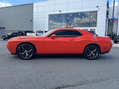 Used 2019 Dodge Challenger SXT w/ Plus Package image 3