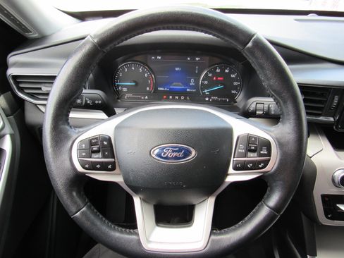 Used 2023 Ford Explorer XLT w/ Equipment Group 202A AWD/4WD image 17