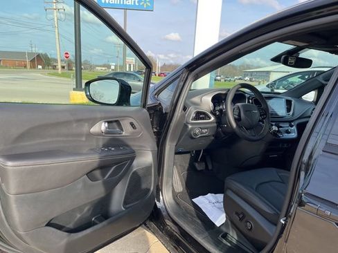 New 2026 Chrysler Pacifica Select w/ S Appearance Package FWD image 9
