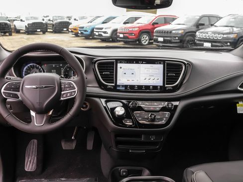 New 2026 Chrysler Pacifica Select image 8