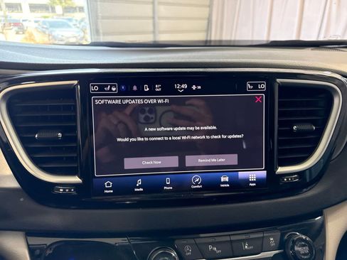 Used 2023 Chrysler Pacifica Touring-L FWD image 26