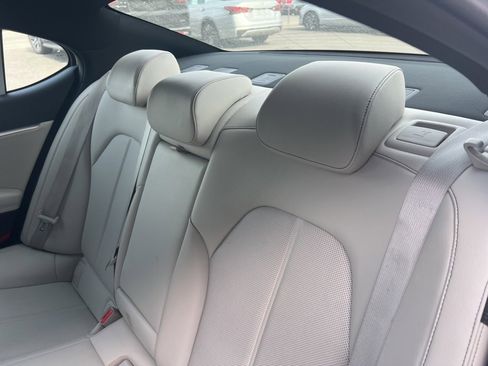 Used 2025 Genesis G70 2.5T image 10