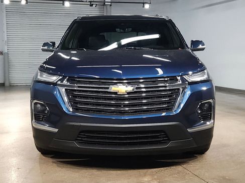 Used 2023 Chevrolet Traverse LT w/ Rear Camera Mirror Package FWD image 2
