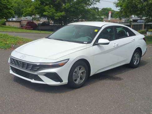 Certified 2025 Hyundai Elantra SE FWD image 7