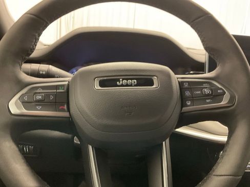 Used 2025 Jeep Compass Limited image 5