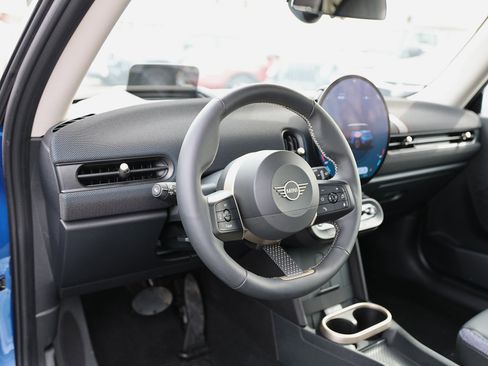 Used 2025 MINI Cooper 2-Door Hardtop image 12