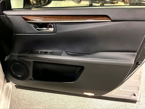 Used 2014 Lexus ES 350 w/ Luxury Package FWD image 22