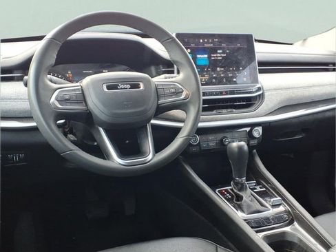 Used 2025 Jeep Compass Latitude image 6