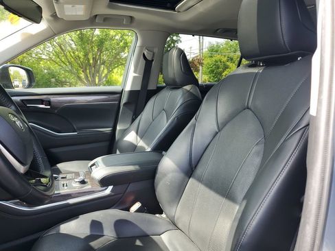 Used 2022 Toyota Highlander Limited AWD/4WD image 16