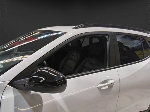 Used 2025 Chevrolet Trax RS w/ Sunroof Package FWD image 18