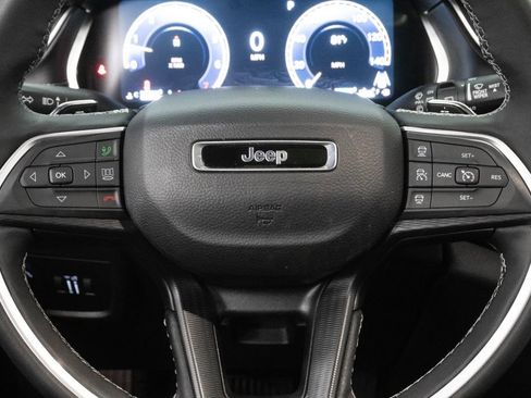 Used 2025 Jeep Grand Cherokee Altitude AWD/4WD image 17