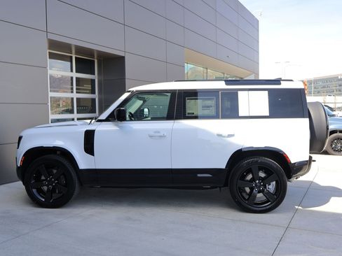 New 2026 Land Rover Defender 110 X-Dynamic SE image 9