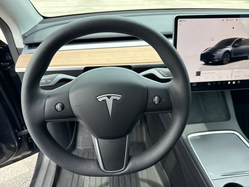 Used 2025 Tesla Model Y Long Range AWD/4WD image 14