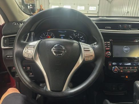 Used 2016 Nissan Rogue SV image 16