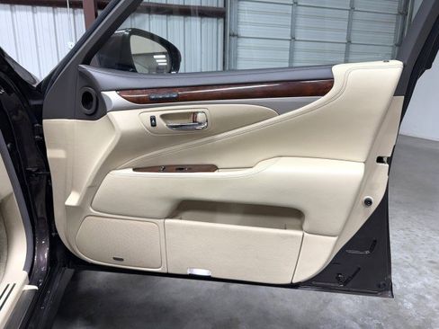Used 2013 Lexus LS 460 w/ Ultra Luxury Pkg RWD image 38