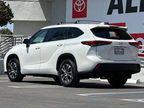 Used 2021 Toyota Highlander XLE AWD/4WD image 3