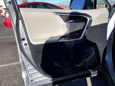 Used 2021 Toyota RAV4 Limited image 18