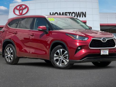 Used 2023 Toyota Highlander XLE AWD/4WD image 2