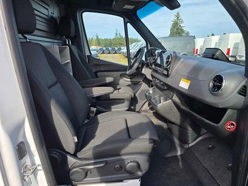 Used 2025 Mercedes-Benz Sprinter 2500 image 9
