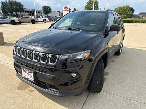 Used 2023 Jeep Compass Latitude w/ Convenience Group AWD/4WD image 6