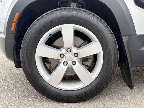 Used 2023 Land Rover Defender 110 S image 32