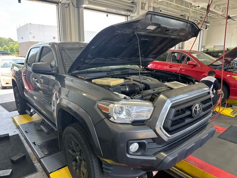 Used 2023 Toyota Tacoma SR5 RWD image 2