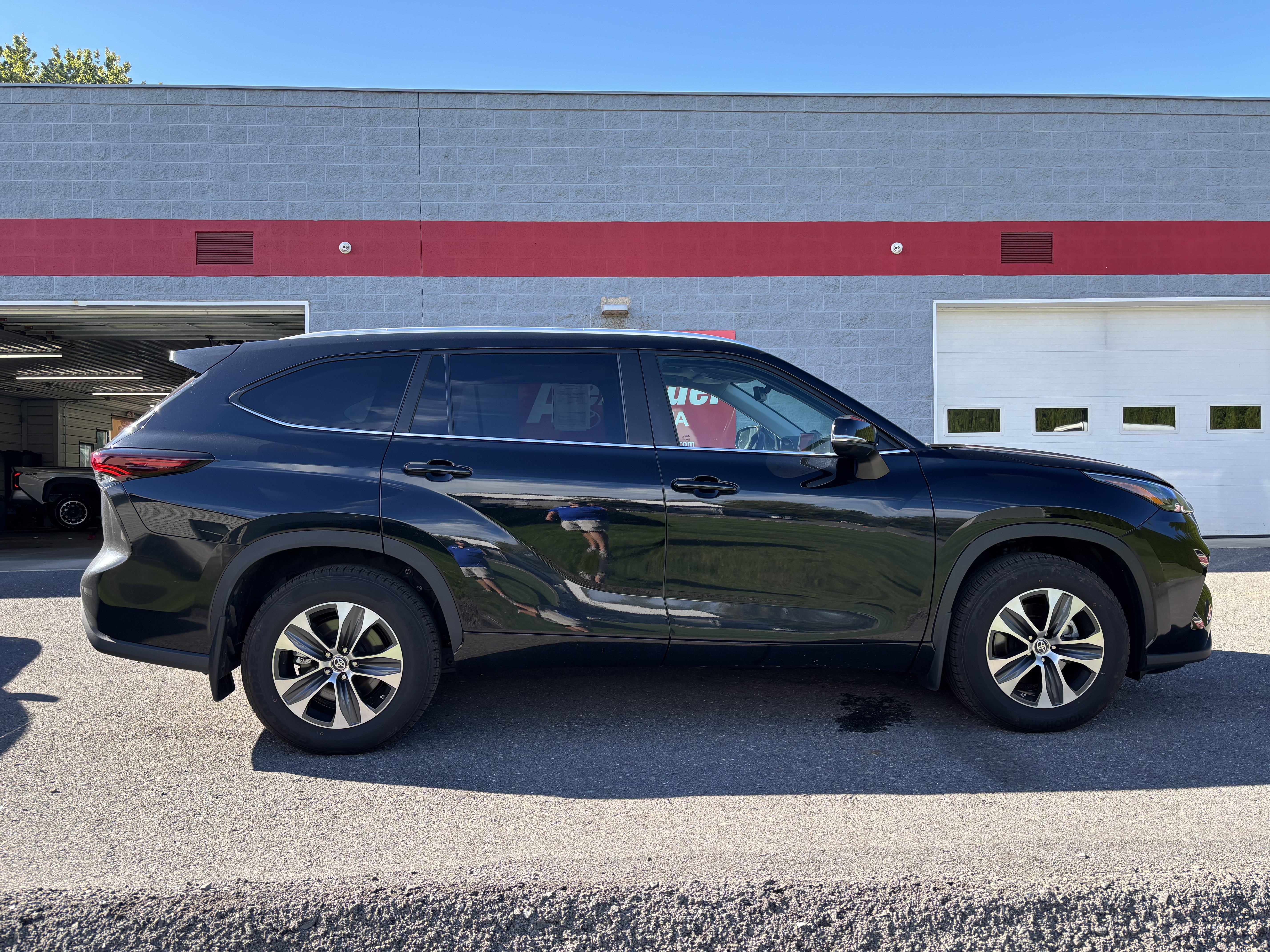 Used 2024 Toyota Highlander XLE AWD/4WD image 2