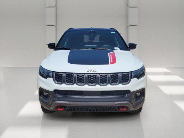 Used 2025 Jeep Compass Trailhawk AWD/4WD image 2