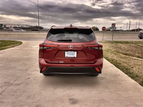 Used 2021 Toyota Highlander XLE image 6