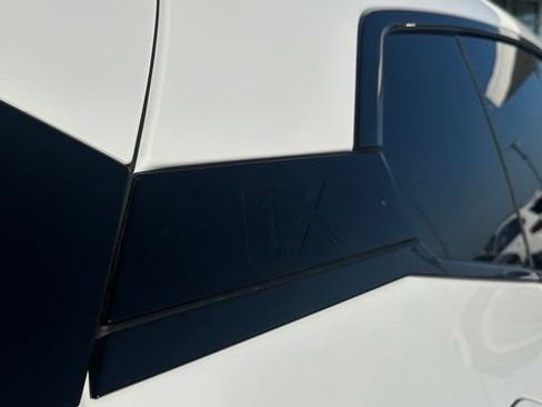 Used 2022 BMW iX xDrive50 w/ Premium Package AWD/4WD image 17