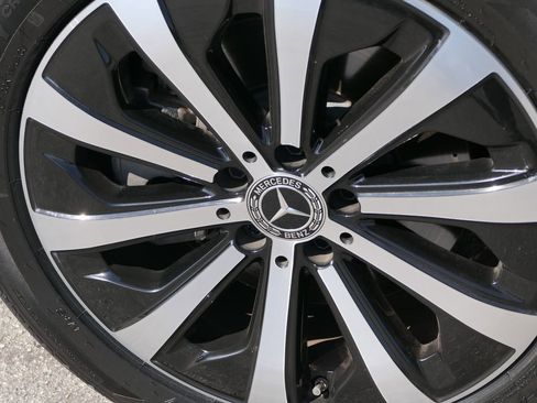 Used 2022 Mercedes-Benz GLB 250 4MATIC image 11