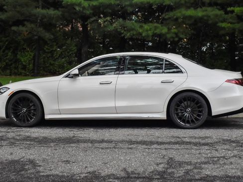 Used 2022 Mercedes-Benz S 500 4MATIC w/ AMG Line Package image 4