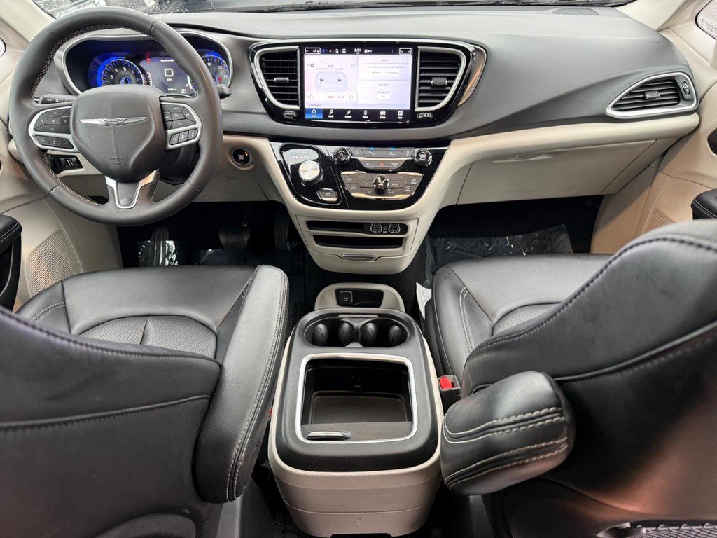 Used 2024 Chrysler Pacifica Touring-L FWD image 12