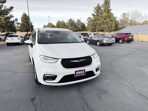 Used 2023 Chrysler Pacifica Touring-L image 3