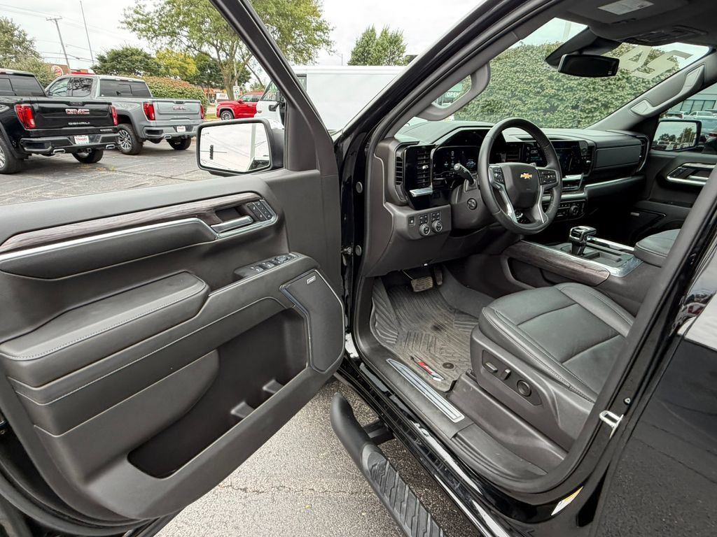 Certified 2024 Chevrolet Silverado 1500 LTZ AWD/4WD image 24