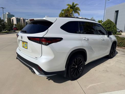 Used 2024 Toyota Highlander LE image 3