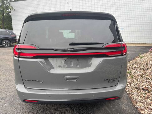 Used 2025 Chrysler Pacifica Limited FWD image 5