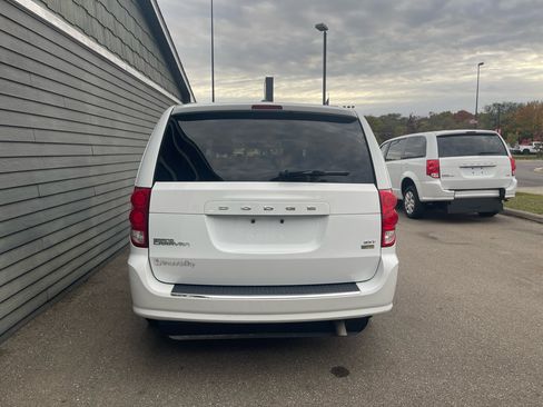 Used 2017 Dodge Grand Caravan SXT image 11