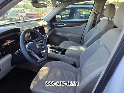 Used 2024 Volkswagen Atlas SE image 3
